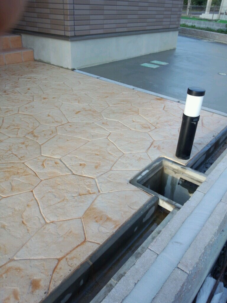 外構工事　スタンプコンクリート　ランダムストーン