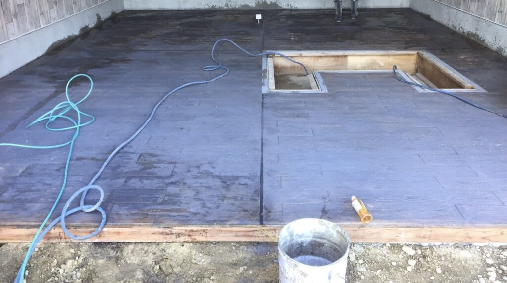 スタンプコンクリートヴィンテージウッド調リリースオイル散布