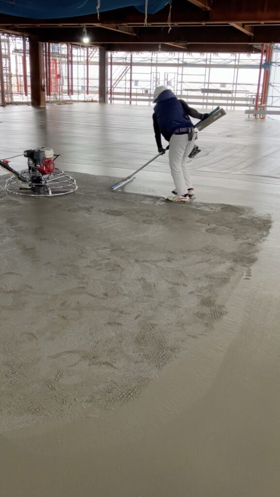 デッキコンクリート　フレスノ仕上げ　