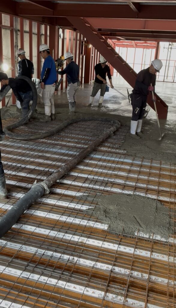 デッキコンクリート打設　　均しの様子