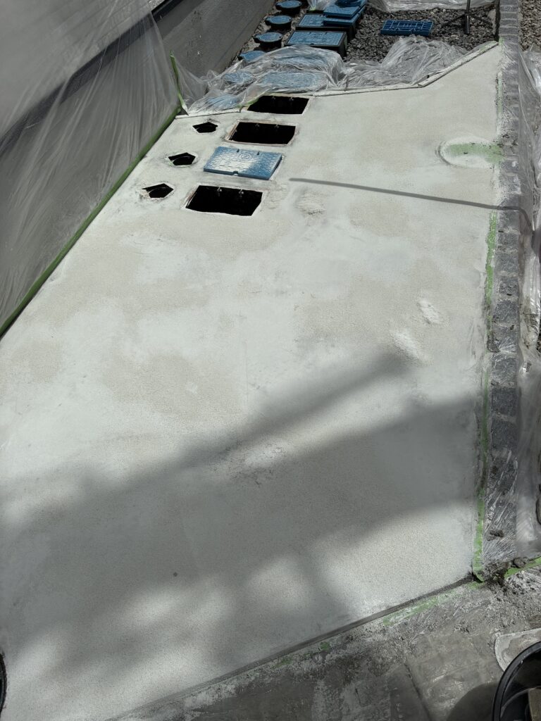 スタンプコンクリート　ランダムストーン　カラー撒布